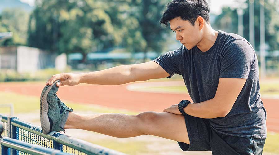Khởi động, giãn cơ kỹ trước khi vận động và tập đúng kỹ thuật nhằm tránh gặp chấn thương khi hoạt động thể thao