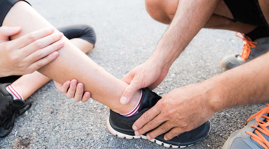 Nguyên nhân chủ yếu xuất phát từ yếu tố cơ học, kỹ thuật, sinh lý và môi trường trong quá trình tập luyện hoặc thi đấu